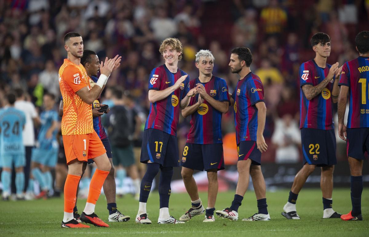 Joan García, Gordon, Pedri y Eric aplauden al público al finalizar el partido entre el Barça y el Athletic de este jueves.