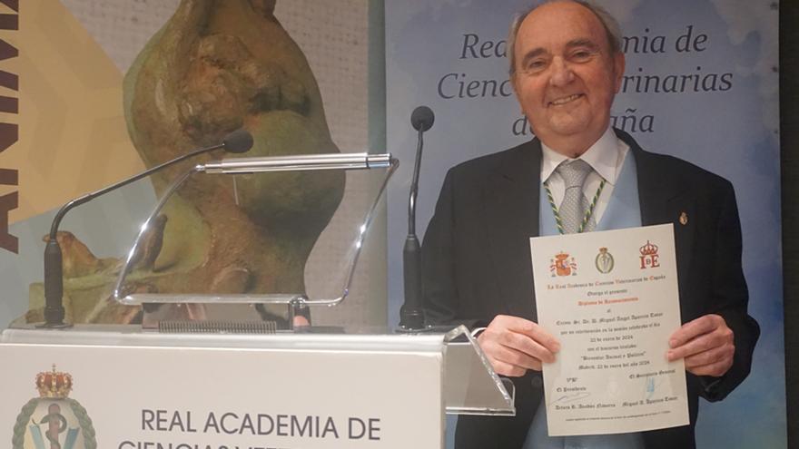 Un profesor de la Universidad de Extremadura, en la Academia de Ciencias Veterinarias