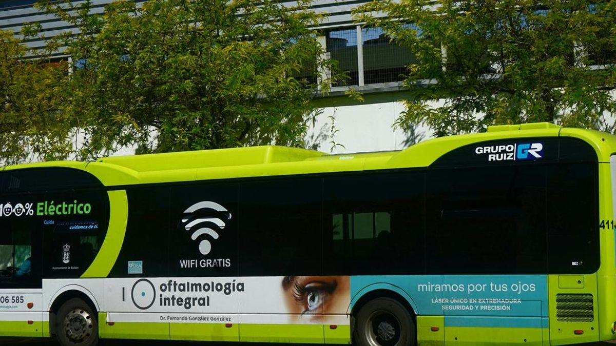 Línea 12 del autobús urbano de Badajoz a su paso por la Ronda del Pilar en Badajoz.