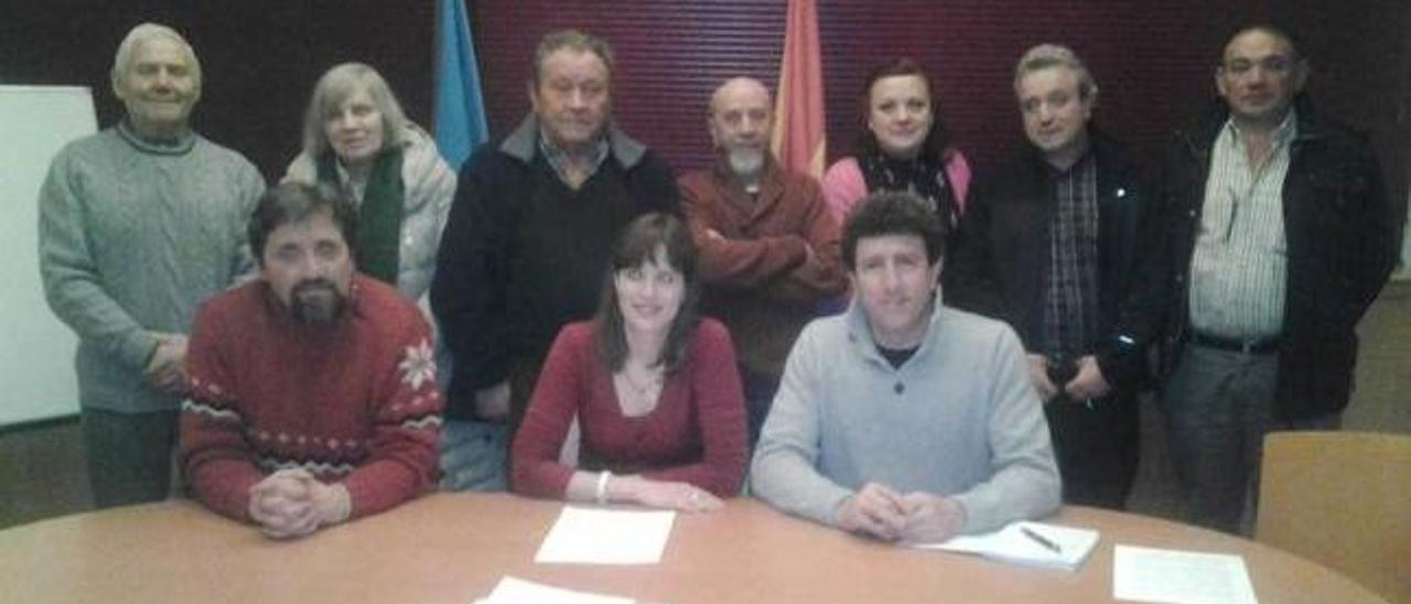 Gonzalo Sánchez, Marta Alonso y Jesús Gutiérrez, sentados, con otros compañeros, ayer, en San Juan de Beleño.