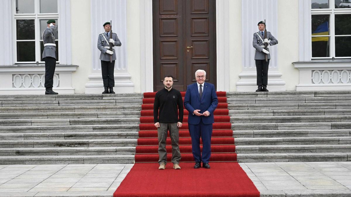 Zelensky recibido por el presidente alemán, Frank-Walter Steinmeier, a su llegada al palacio presidencial de Bellevue en Berlín