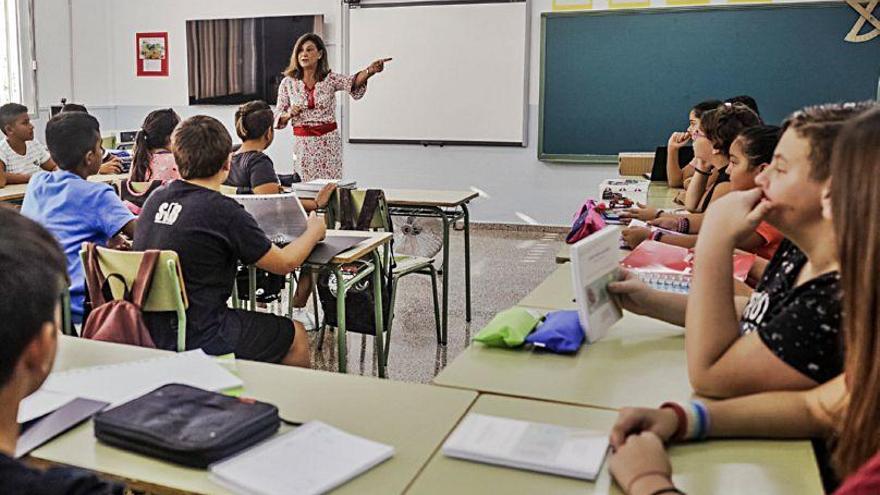 Una profesora durante una clase en un colegio de Palma.