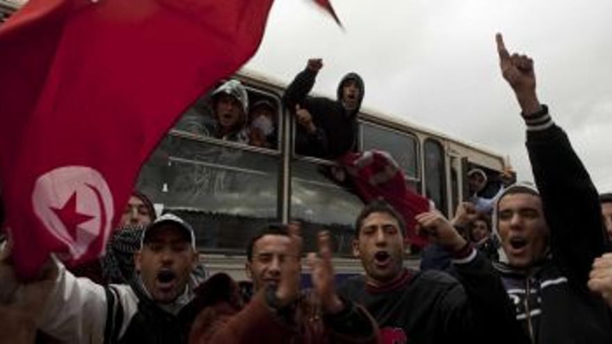 Las protestas de los jóvenes tunecinos se extienden y desbordan a la policía