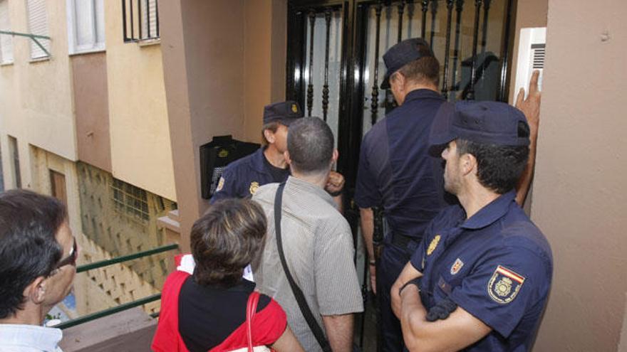 Un desahucio en la barriada de Las Flores.