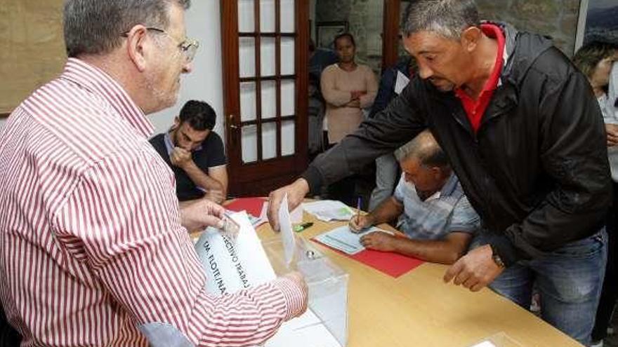 Las votaciones en A Illa de Arousa. // Noé Parga