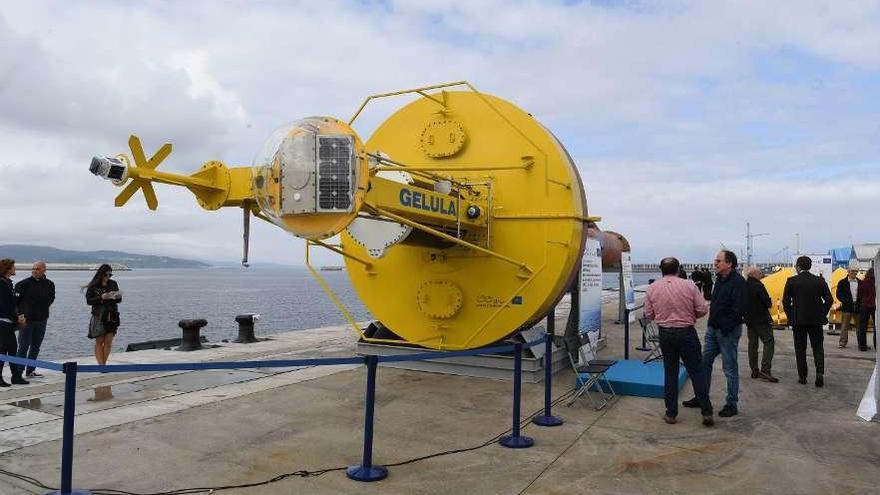 Boya diseñada para generar energía a partir de la fuerza de las olas, en Langosteira.