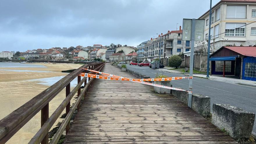 El paseo marítimo de madera de Aldán, precintado.