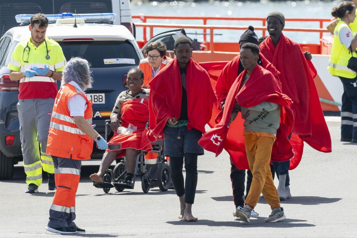 Salvamento Marítimo traslada a 37 migrantes a Puerto Naos, en Arrecife (Lanzarote)