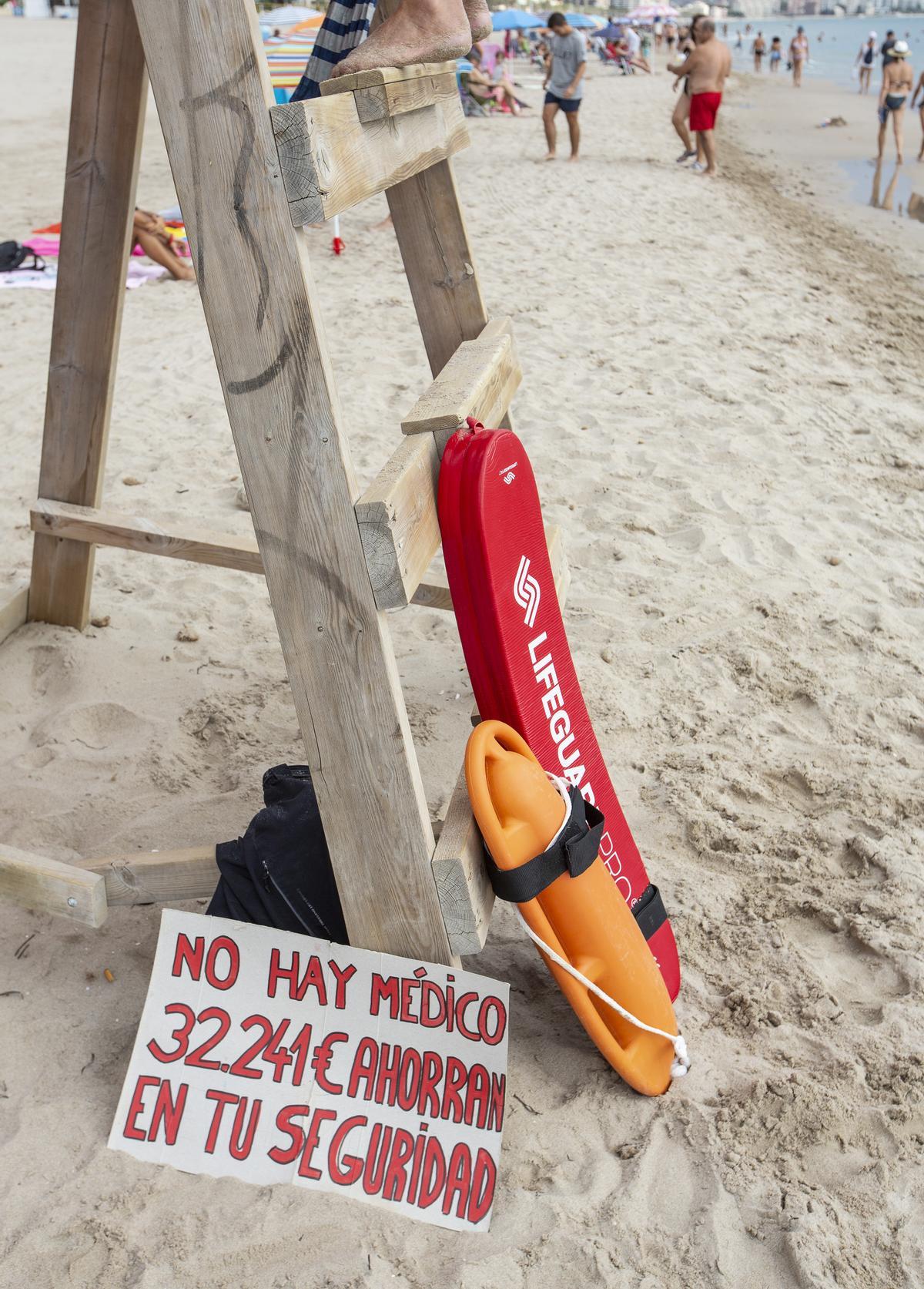 Una protesta de los socorristas de El Campello el pasado verano