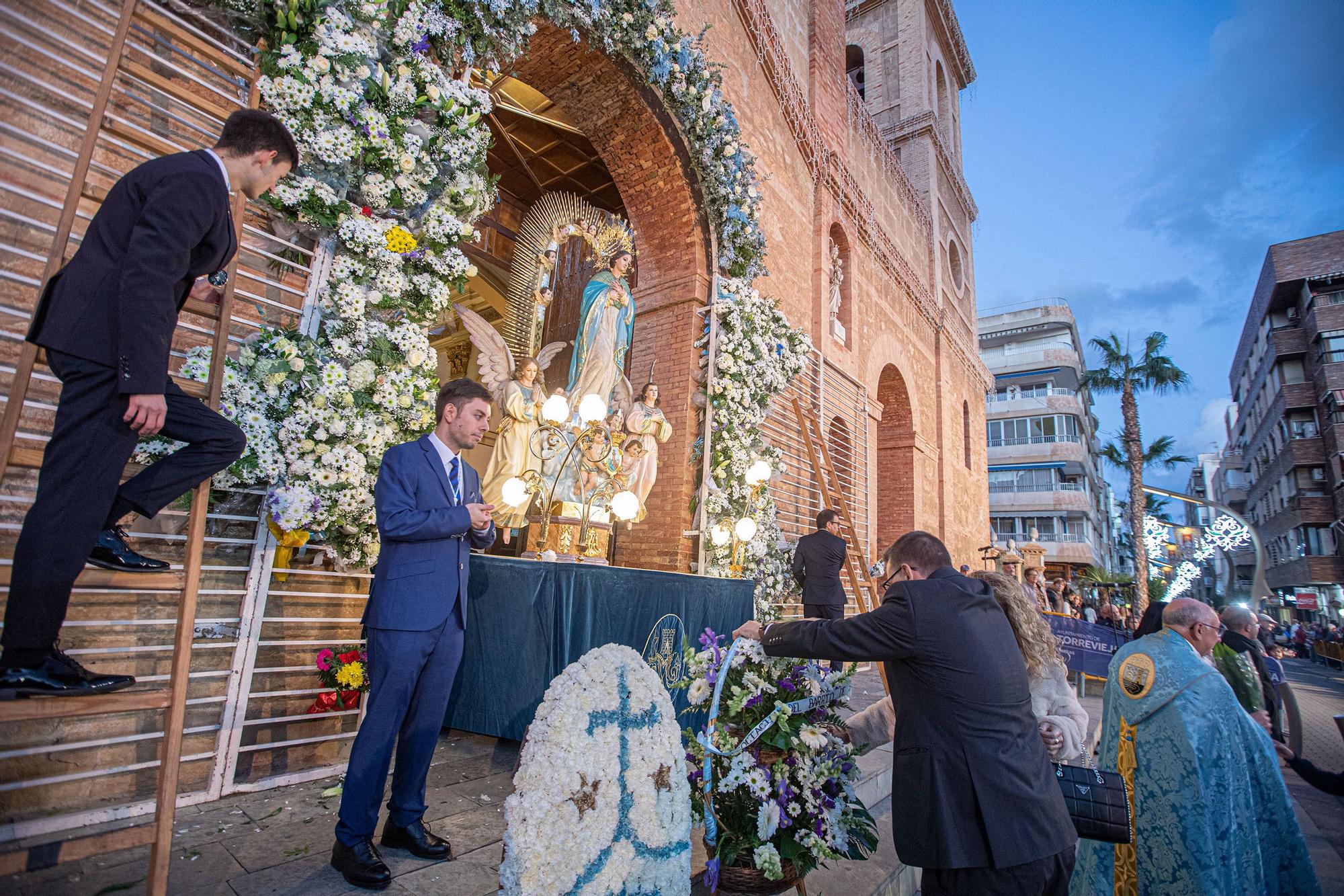 Más de 70 entidades y asociaciones participan en la multitudinaria ofrenda a la patrona que vistió de flores la fachada de iglesia de la Inmaculada Concepción