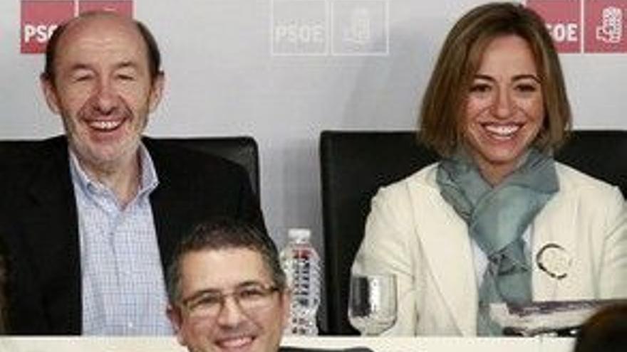 La cúpula del PSOE se resigna a lasprimarias entre Rubalcaba y Chacón