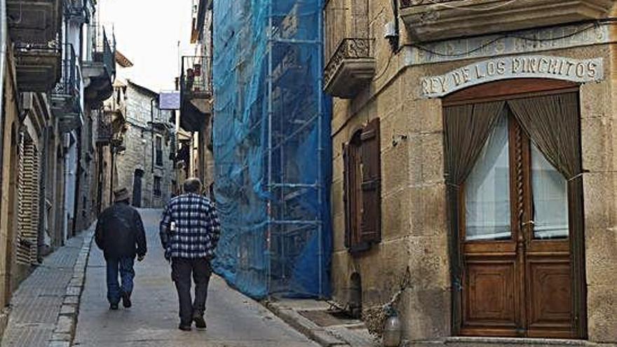 Dos vecinos de Fermoselle caminan por las calles del pueblo.