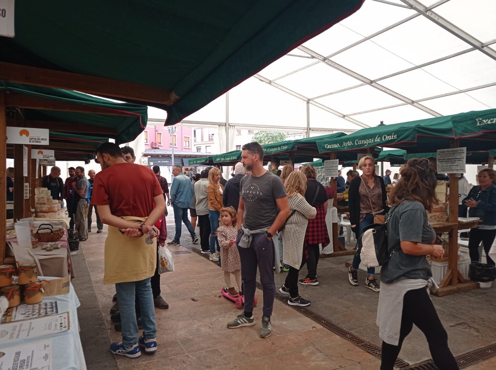 Cangas de Onís se da al queso: todas las imágenes de la feria regional en la capital del concejo