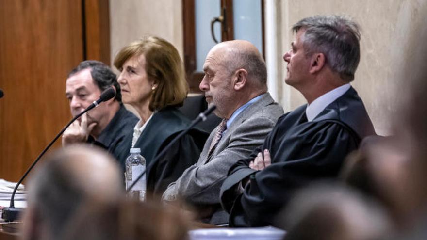 Miguel Florit, ayer en el inicio del juicio en Palma en el que se enfrenta a cuatro presuntos delitos.
