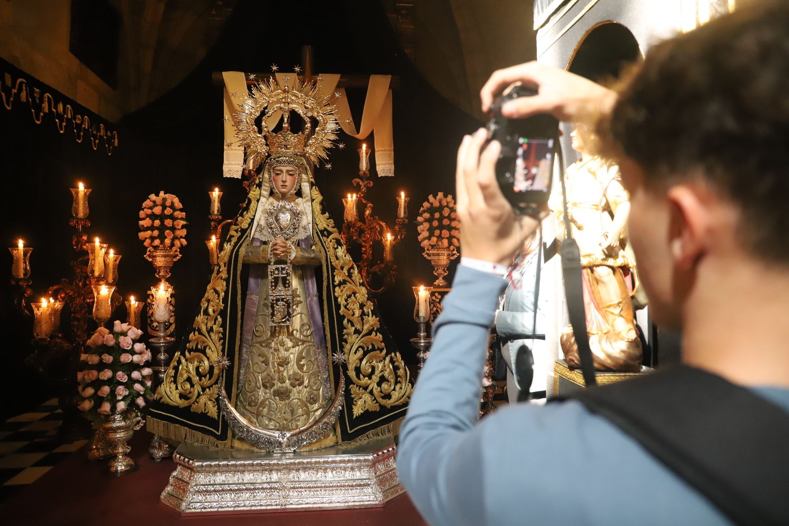 Los besamanos y procesiones del Día de Todos Los Santos, en imágenes