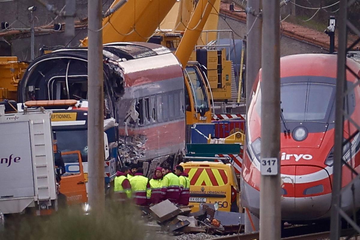 Accidente tren en Adamuz, trenes Iryo y Alvia. Accidente ferroviario, descarrilamiento Córdoba. Grúas y maquinaria pesada retiran vagones