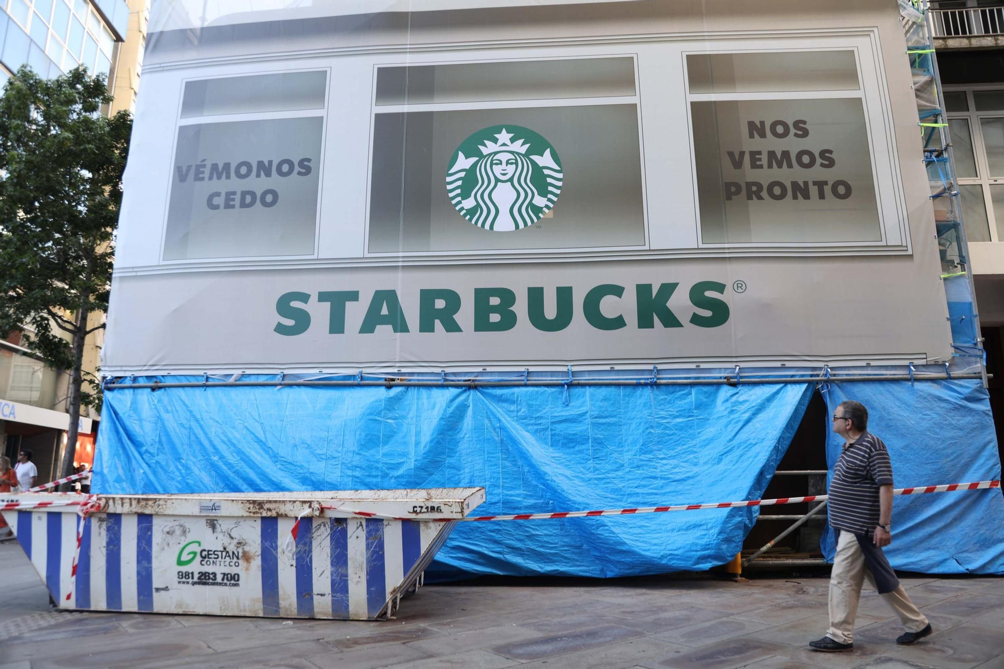 Starbucks ultima su apertura en el Obelisco