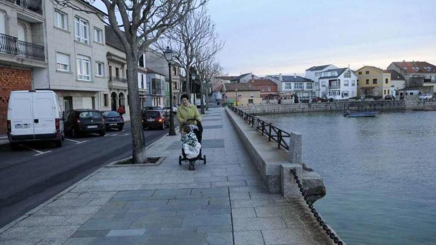 El paseo marítimo de Ribeira do Chazo será reparado con cargo al presupuesto de A Illa. // Noé Parga