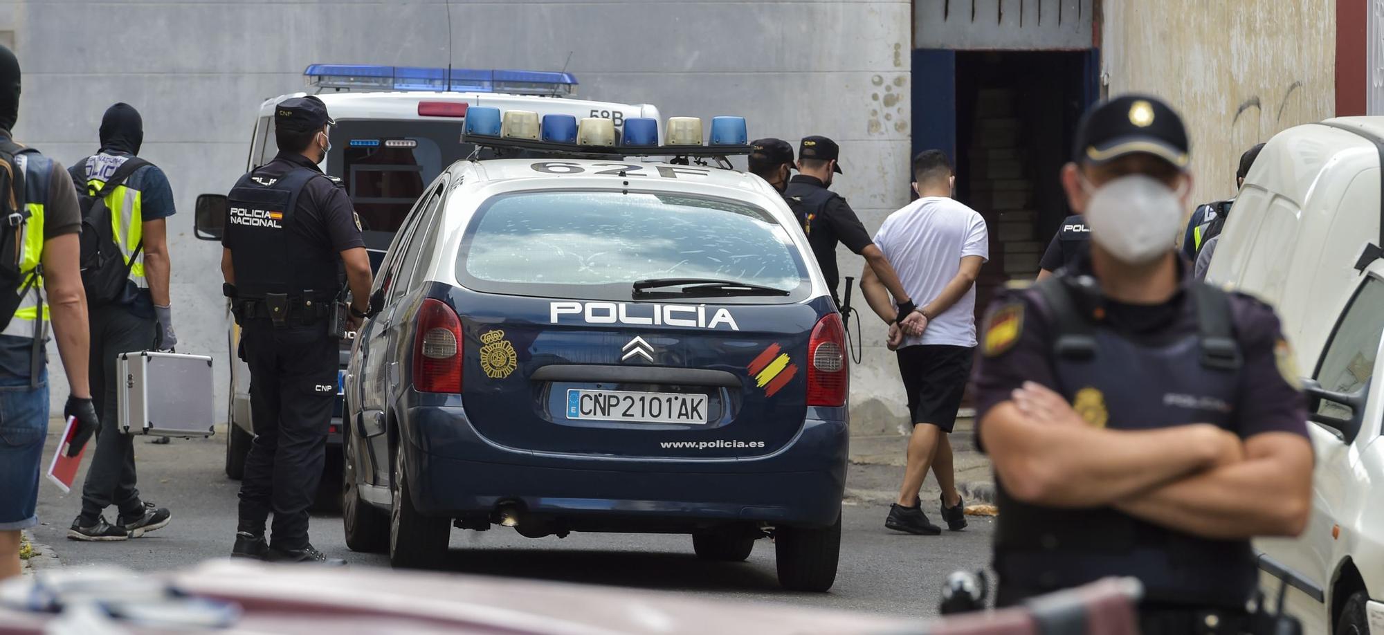 Intervenciones policiales en las calles Andamana y Sanzofé en La Isleta para erradicar puntos de venta de droga (26/08/2021)