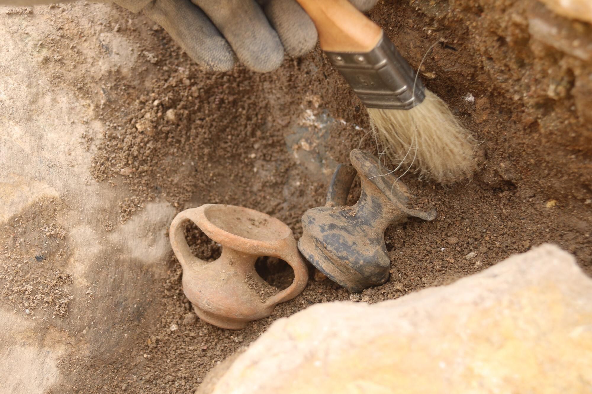 Detall dels dos vasos rituals dipositats com a ofrenes a Demèter que s&#039;han trobat a Empúries