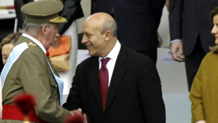 El rey Juan Carlos saluda a José Ignacio Wert durante la celebración de la Fiesta Nacional.
