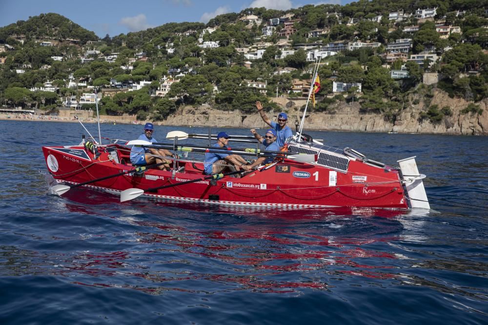 Una barca  recorre la Costa Brava recollint-hi microplàstics