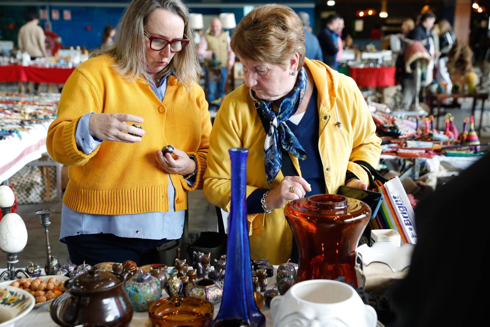 Larga cola en la apertura de la Feria de Antigüedades
