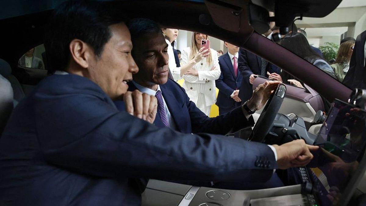 Lei Jun, fundador y presidente del Grupo Xiaomi, junto al presidente del Gobierno español, Pedro Sánchez, a las instalaciones del Grupo Xiaomi.