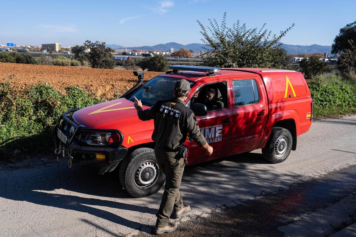 Efectivos de la UME y agentes rurales se reúnen en la zona declarada en cuarentena por la Peste Porcina Africana en Torreferrussa, antes de iniciar las tareas previstas.