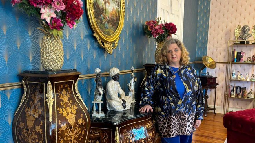 Julia Urdiales en el salón principal de Villa Burión. | L. R.