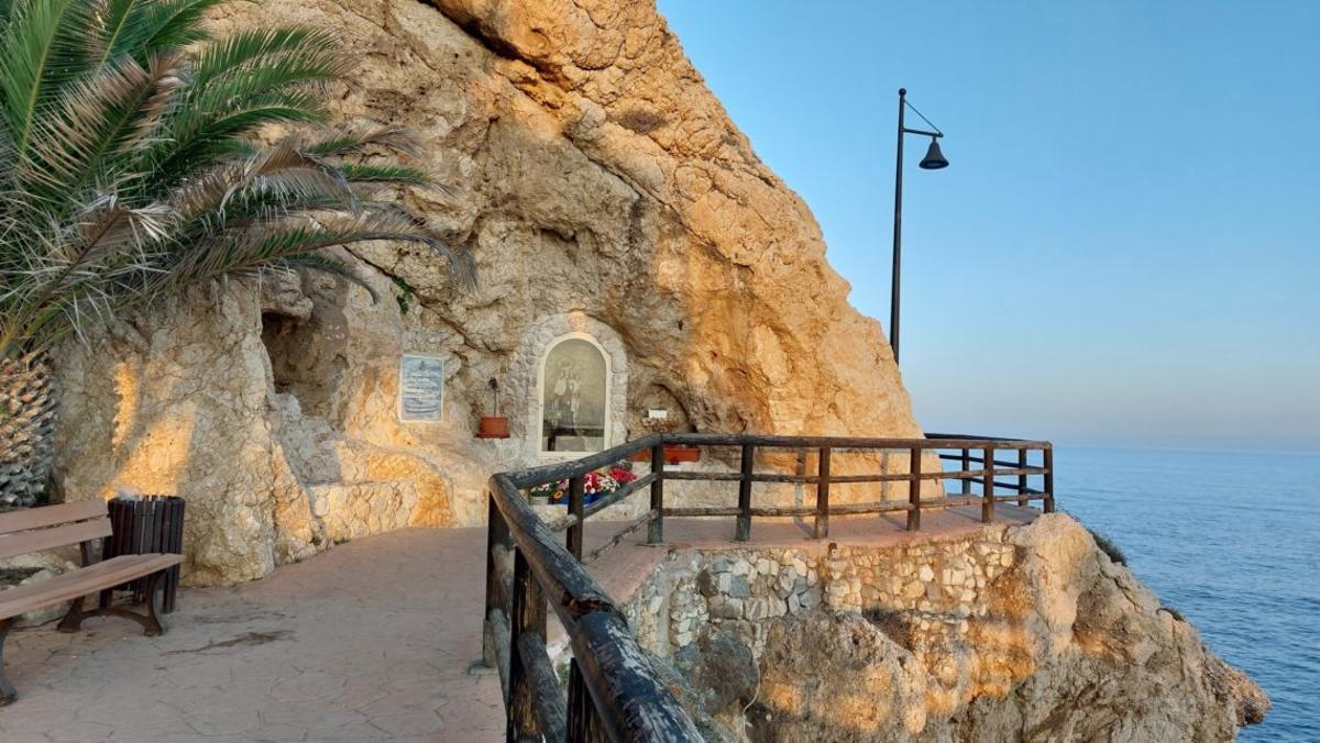 Los acantilados de El Cantal, en Málaga, la mejor ruta para disfrutar de la costa y el atardecer