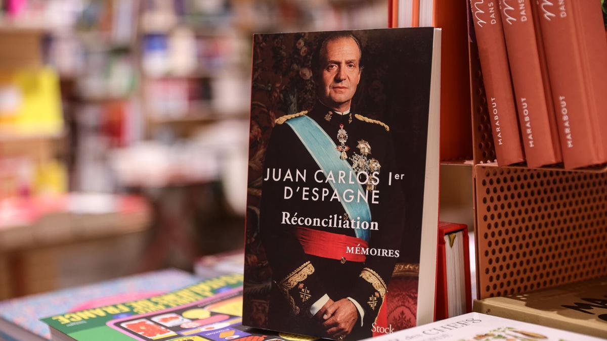 Un ejemplar de 'Reconciliación', las memorias del rey emérito Juan Carlos I. / Teresa Suarez