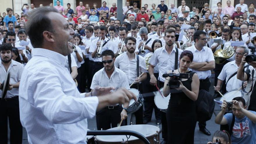 José Rafael Pascual Vilaplana dirigiendo esta tarde a las bandas de música en la plaza del Pla