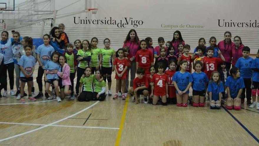 Algunos de los participantes en la primera concentración de voleibol, celebrada en el campus. // FdV