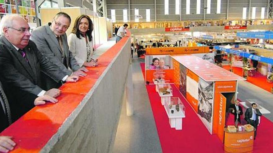 Por la izquierda, Severino García Vigón, Vicente Álvarez Areces, Luis María García y Carmen Argüelles, gerente de la Feria, observan los stands desde el primer piso del recinto ferial de Nuevo Santullano.