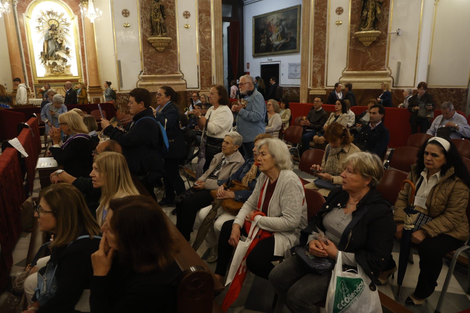 Comienza el besamanos a la virgen