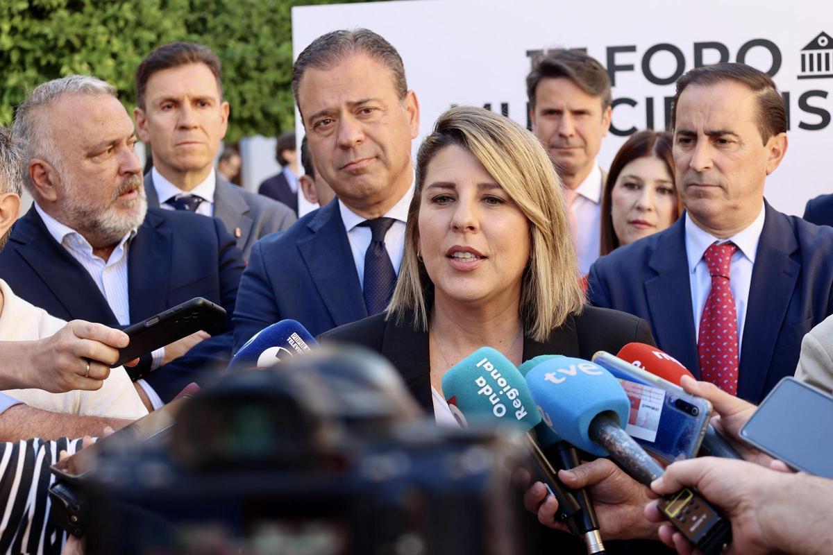 Marcos Ortuño junto Noelia Arroyo, frente a los medios antes del inicio del III Foro Municipalismo