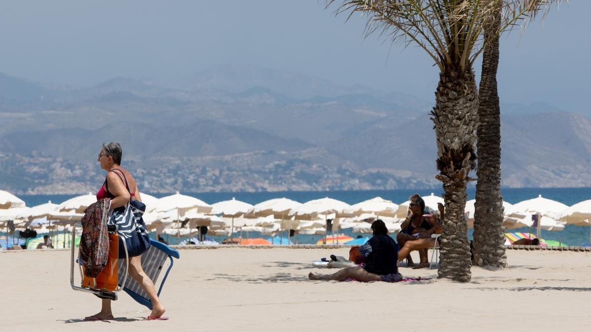 Las playas de Alicante rozarán el lleno en agosto