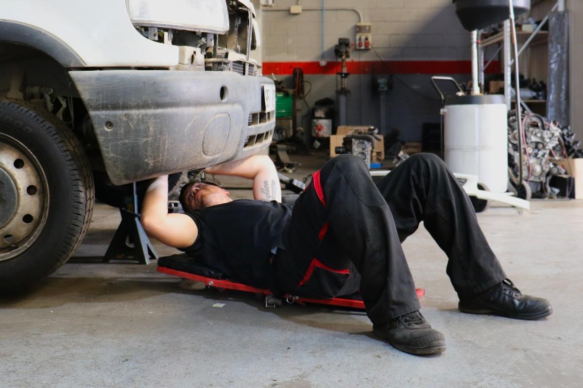 Un mecánico arregla un coche en un taller del Polígono de la Torrecilla de Córdoba.