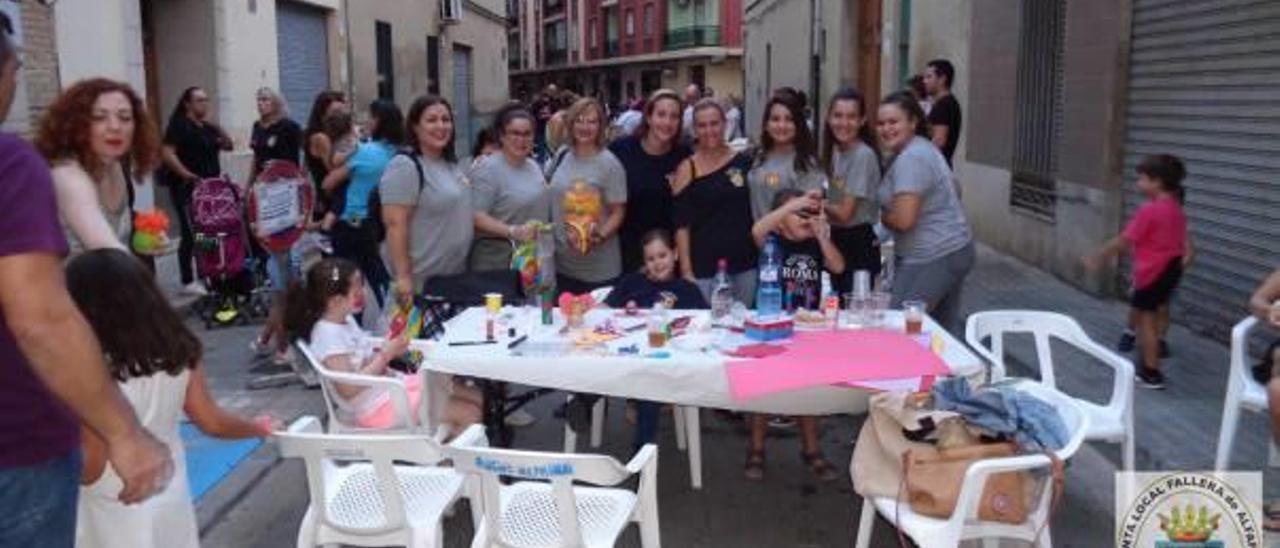 Un grupo de falleras con niños y niñas, en uno de los talleres.