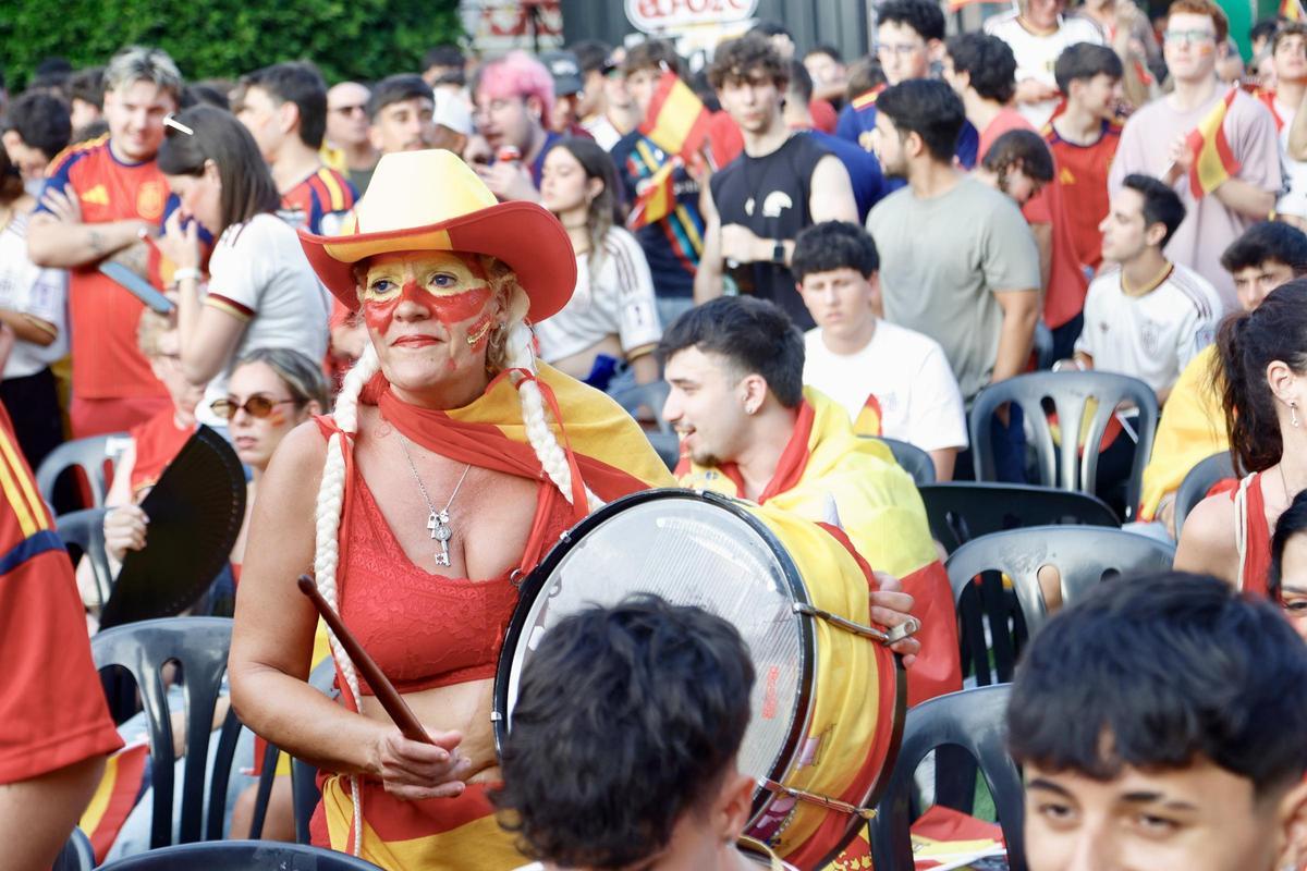 Las mejores imágenes de la afición española en la avenida Teniente Flomesta Las mejores imágenes de la afición española en la avenida Teniente Flomesta