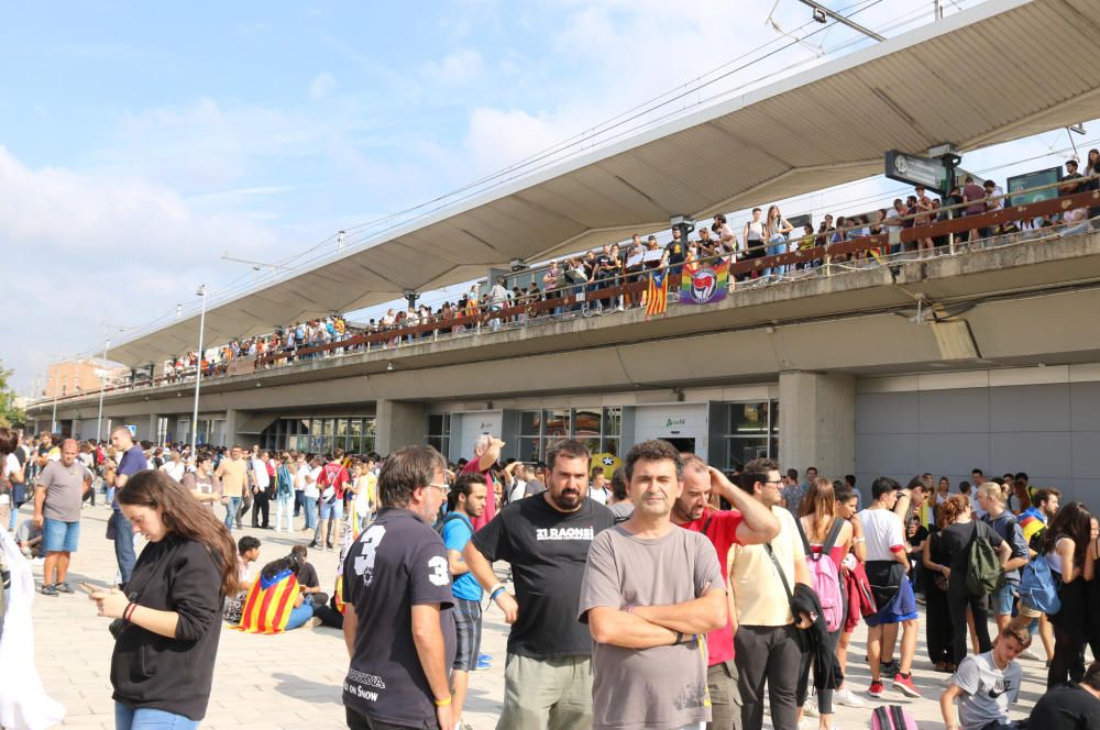 Els manifestants ocupen l'estació de tren a Girona i tallen la circulació