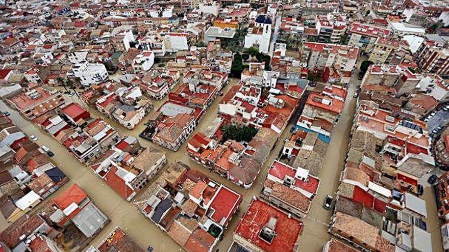 Dolors (Alacant) inundat a causa del desbordament del riu, a la imatge de l&#039;esquerra. Pedro Sánchez sobrevola Oriola, a la imatge inferior.