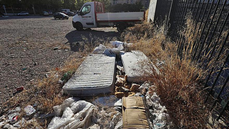 La basura se acumula en el solar desde hace semanas.