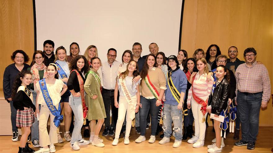 Las abanderadas de Elda con el presidente y los directivos de la Junta Central de Comparsas.