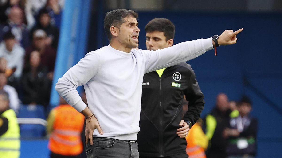 Antonio Hidalgo da instrucciones durante el partido