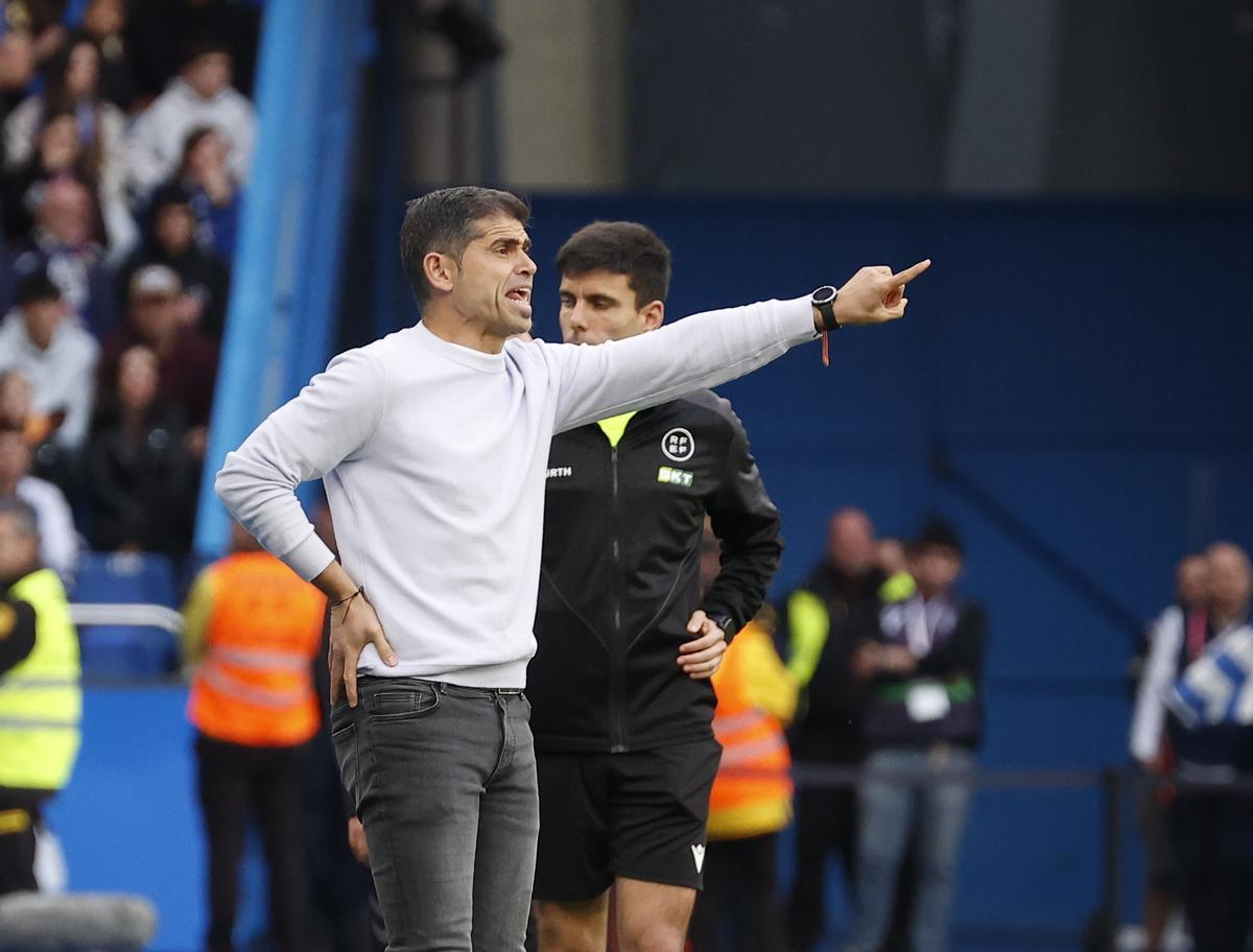 Antonio Hidalgo da instrucciones durante el partido