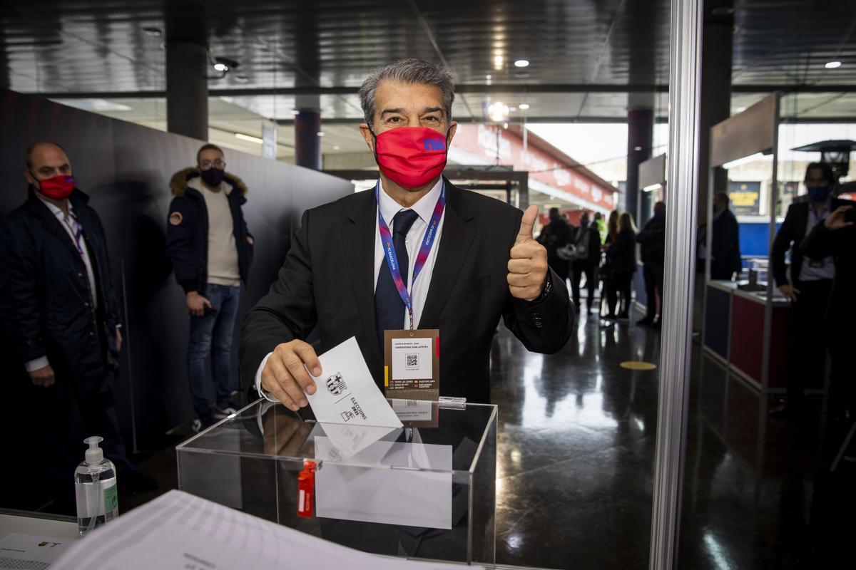 Laporta deposita su voto en la mesa electoral número 17 del Camp Nou.