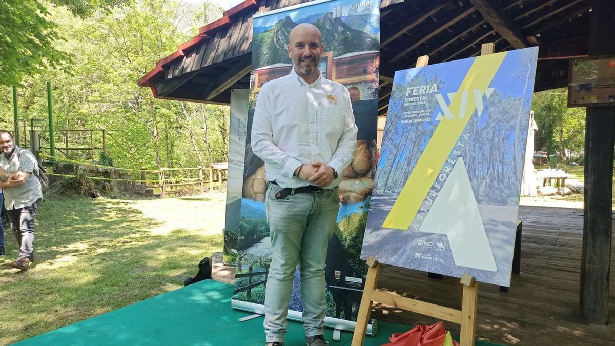 Marcos Da Rocha, ayer, presentando en Belmonte la imagen promocional de la feria internacional forestal  Asturforesta 2023 de Tineo. | S. Arias