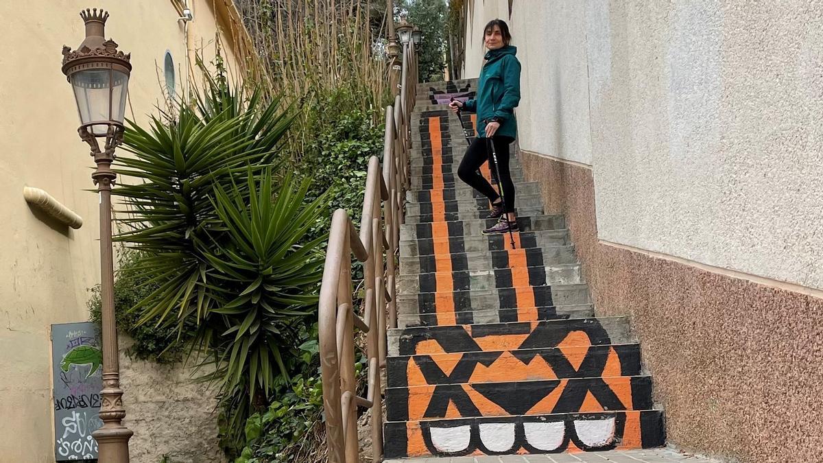 Anna posa en los coloridos escalones de la calle de Santa Elionor.